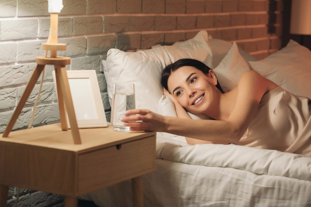 Nachttisch bietet beispielsweise Platz für Lampe und das nächtliche Glas Wasser Abstellmöglichkeiten im Gästezimmer