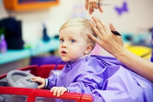 Baby beim Friseur
