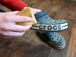 Crocs reinigen – Schritt für Schritt Anleitung Crocs Reinigung