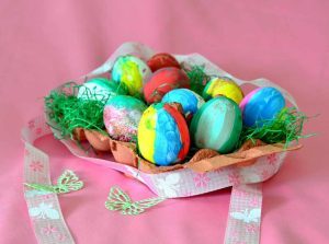 Eier ausblasen für Ostern