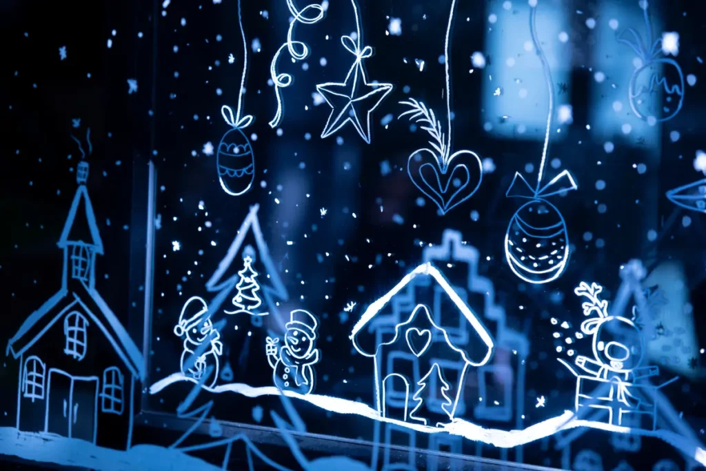 Mit Kreidemarkern gemaltes, weihnachtliches Fensterbild Weihnachtsdeko für Fenster