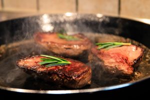 Fleisch scharf anbraten