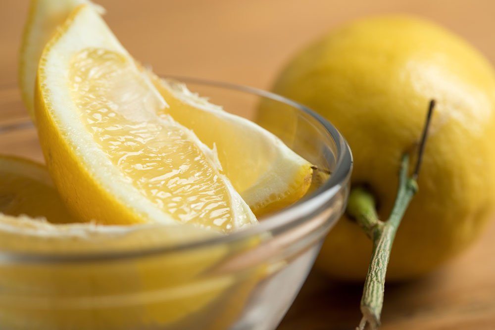 Flugrost an Besteck mit Zitronensaft entfernen