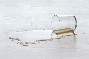 Wasserflecken auf Fußboden.