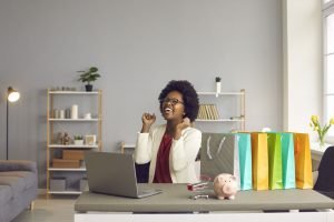 Beim Online-Shopping Geld sparen – Meine 11 Tipps für Sparfüchse Frau freut sich über Schnäppchen