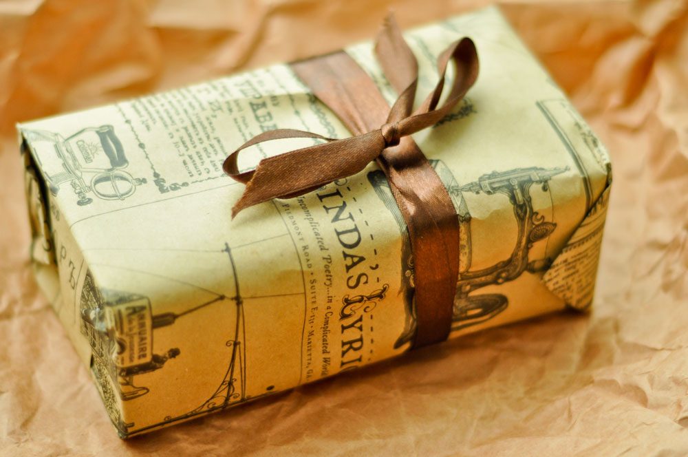 Zeitung als Geschenkpapier