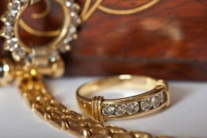Goldschmuck reinigen Hausmittel