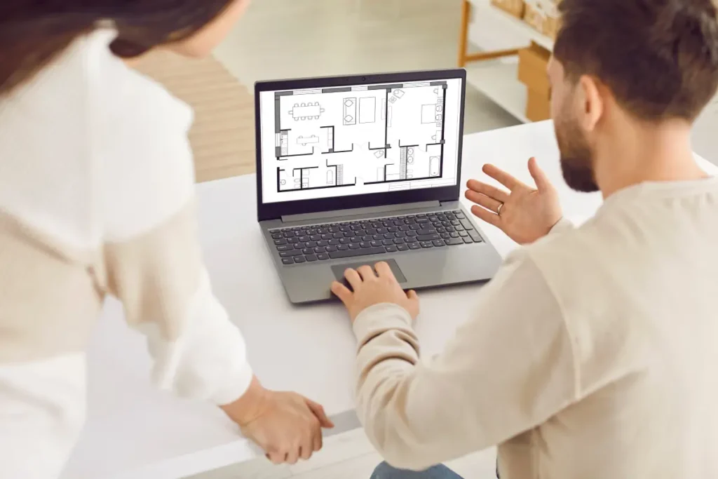 Paar erstellt ein Grundriss am Laptop Grundriss erstellen
