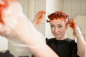 Haarfarbe Flecken entfernen – 12 Tipps für Haut, Kleidung und Waschbecken Haarfarbe Flecken entfernen