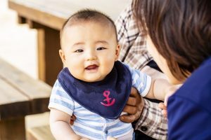 Baby mit Halstuch