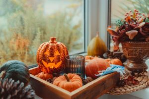 Herbstdeko für Fenster – 8 Ideen für drinnen und draußen Herbstdekoraion am Fenster