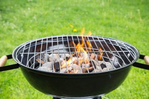 Holzkohlegrill anzünden: Anleitung mit & ohne Grillanzünder Holzkohlegrill