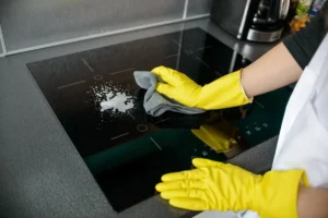 Induktionskochfeld reinigen - Hausmittel & Tipps gegen Verschmutzungen