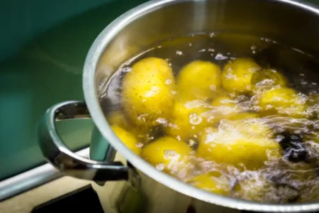 Kartoffelwasser nach dem Kochen verwenden