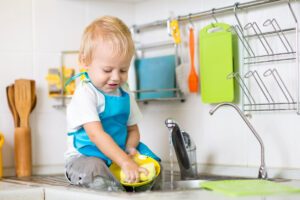 Kinder können altersgemäß durchaus im Haushalt mithelfen.