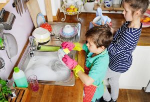 Kinder im Haushalt einbinden: Mit diesen Tipps klappt’s Kinder in den Haushalt einbinden
