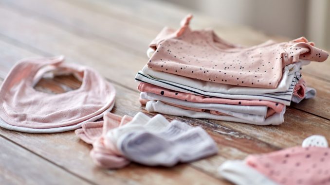 Kleinkinder schaffen es nicht, ihre Sachen abzutragen Kindersachen verkaufen