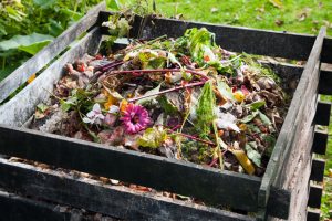 Mulch und Kompost aus Blättern Komposthaufen