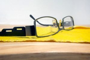 Kratzer aus Brille entfernen