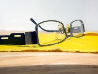 Kratzer aus Brille entfernen
