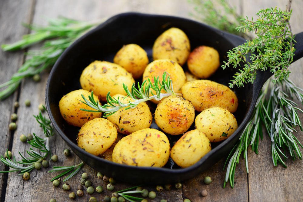Küchenhelfer:Bratpfanne mit Kartoffeln.