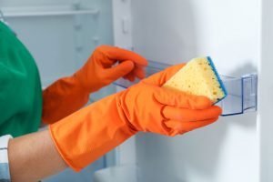 Kühlschrank abtauen – Anleitung & Tipps zum Einräumen Kühlschrank abtauen