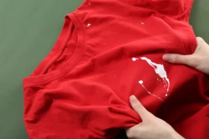 Lackfarbe aus Kleidung entfernen - Mit diesen Mitteln klappt es