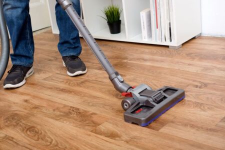 Laminat wird gesaugt.