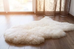 Lammfell waschen: In der Maschine oder per Hand? Lammfell waschen