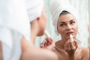 Lippenherpes behandeln: 4 hilfreiche Hausmittel Lippenherpes behandeln
