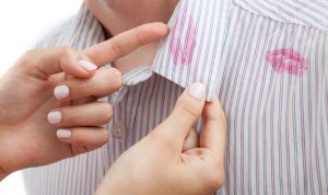 Lippenstift Flecken entfernen