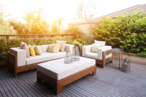 Gartenmöbel auf der Terrasse.