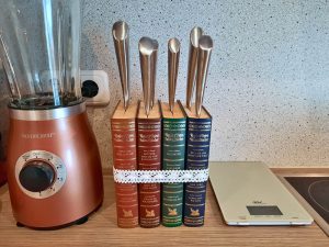 Messerblock aus alten Büchern