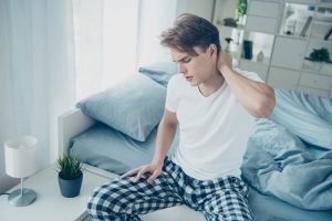 Mann mit Nackenschmerzen