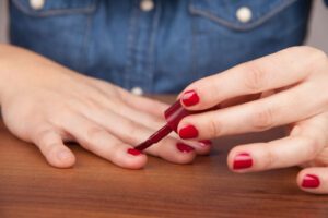 Nagellack sollte schnell aus der Kleidung entfernt werden.