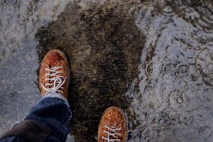 Schuhe auf nassem Boden