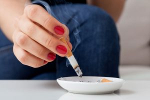 Nikotinflecken Aschenbecher entfernen