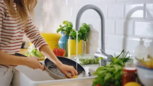 Pfannen reinigen – Anleitung, Tipps & wichtige Hinweise Pfanne reinigen