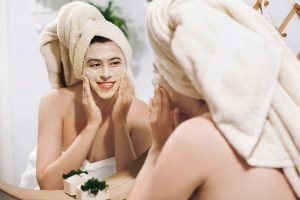 Peeling gegen Pickel: 4 einfache DIY-Rezepte gegen unreine Haut Peeling gegen Pickel