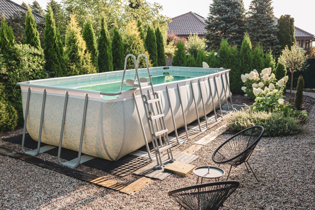 Poolwasser enthält meist chemische Substanzen, die die Entsorgung erschweren.