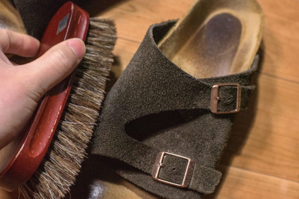 Sandalen verschmutzen schnell und sollten daher regelmäßig gereinigt werden.