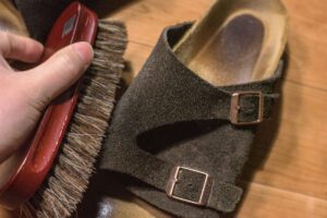 Sandalen verschmutzen schnell und sollten daher regelmäßig gereinigt werden.