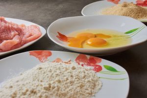 Schnitzel panieren