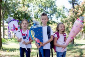 Kinder mit Schultüten