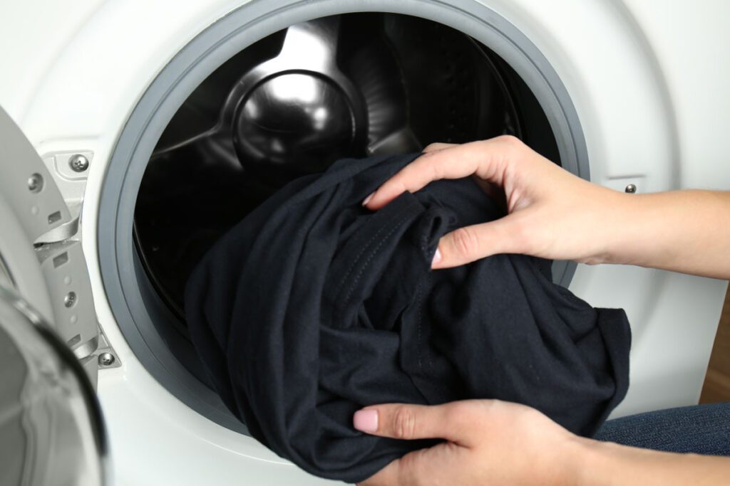 Schwarze Wäsche bleicht besonders schnell aus.