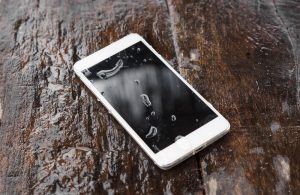 Smartphone ins Wasser gefallen: So retten Sie Gerät und Daten Smartphone ins Wasser gefallen