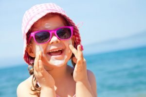 Sonnenbrand bei Kindern vermeiden – 8 hilfreiche Tipps Sonnenbrand bei Kindern vermeiden