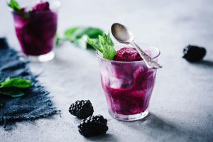 Sorbet aus gefrorenen Früchten