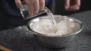 Mehl und Wasser in der richtigen Mischung gibt einen guten Tapetenkleister.