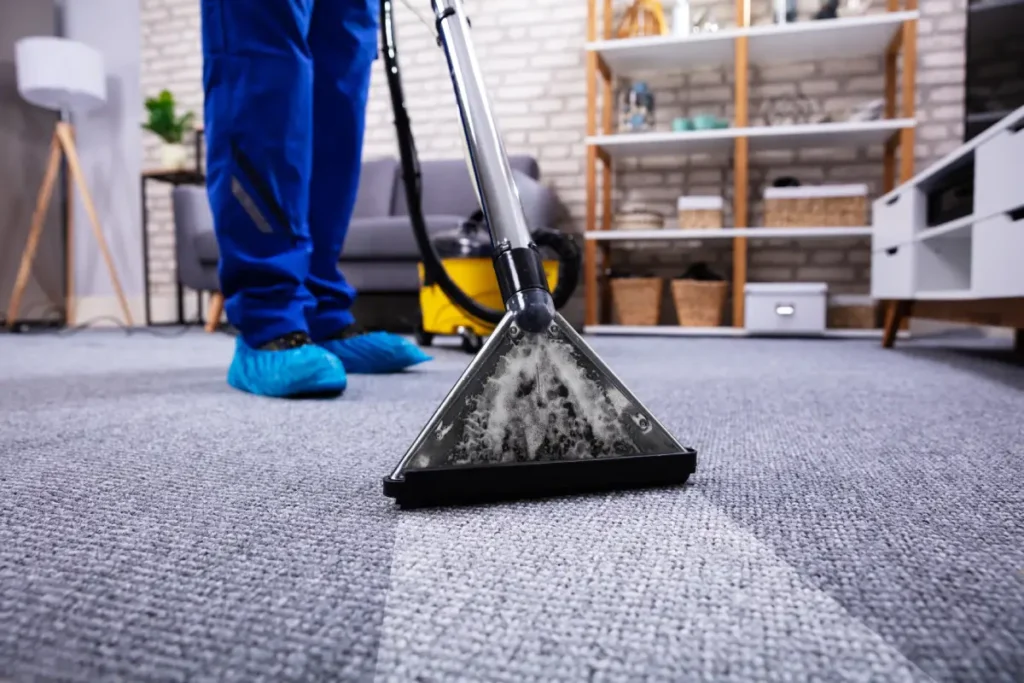 Person reinigt Teppich mit einem Waschsauger Gerüche aus dem Teppich entfernen - Die besten Hausmittel & Tipps für einen frischen Duft